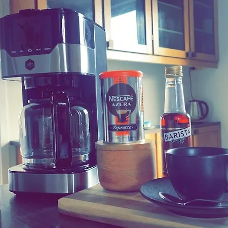 Charming Older House With Private Parking アパート