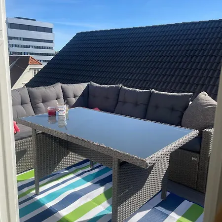 Charming Older House With Private Parking アパート