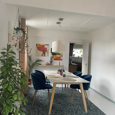 Charming Older House With Private Parking Lägenhet *