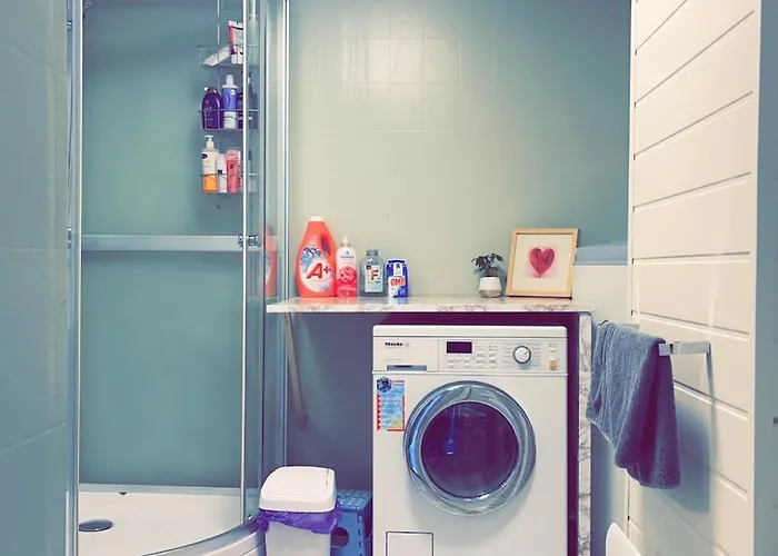 Charming Older House With Private Parking شقة *