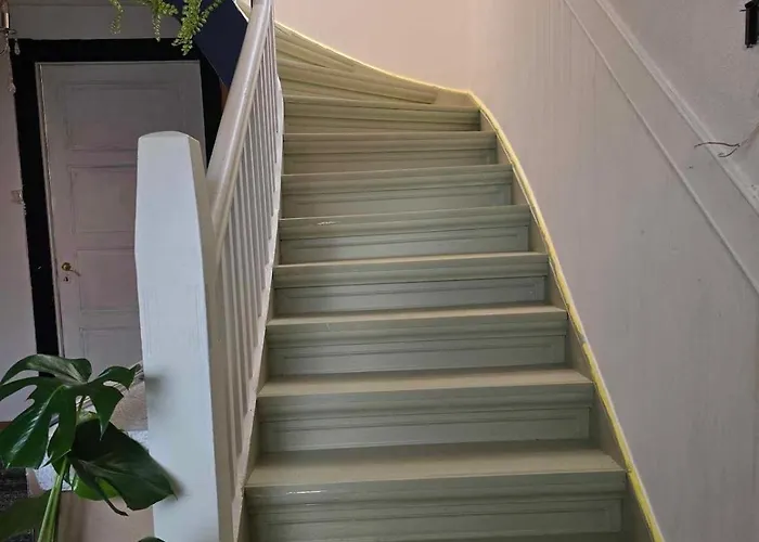 Charming Older House With Private Parking *