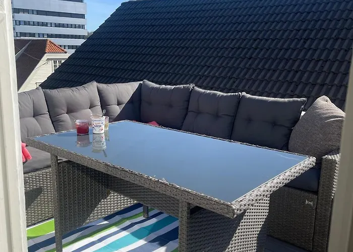 Charming Older House With Private Parking شقة