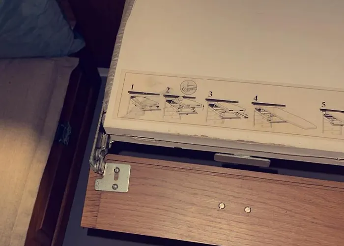 Charming Older House With Private Parking شقة