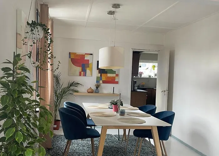 Charming Older House With Private Parking Apartment *